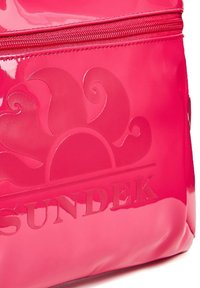 Borsa rosa lucida con un prominente design del sole in rilievo e chiusura con zip. Il nome del marchio "SUNDEK" è visibile nella parte inferiore.
