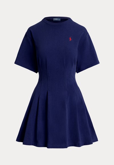 Marineblaues Kurzarmkleid mit tailliertem Bund, rundem Ausschnitt, ausgestelltem Rock und kleinem roten Sticklogo auf der Brust.
