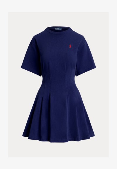 Marineblaues Kurzarmkleid mit tailliertem Bund, rundem Ausschnitt, ausgestelltem Rock und kleinem roten Sticklogo auf der Brust.