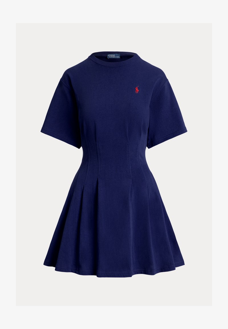 Marineblaues Kurzarmkleid mit tailliertem Bund, rundem Ausschnitt, ausgestelltem Rock und kleinem roten Sticklogo auf der Brust.