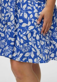 Vero Moda Curve Robe de jour - dazzling blue