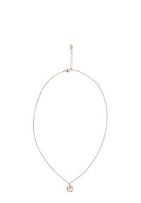 Arany színű nyaklánc finom lánccal, kör alakú medállal, benne egy kis, tiszta drágakővel és egy levél díszítéssel.