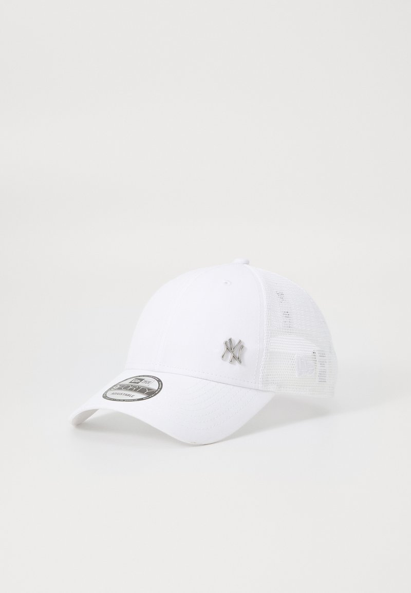 Căciulă de baseball albă cu părți din plasă, având un logo argintiu în față, bor suplu și curea de ajustare la spate.