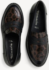 Scarpe in pelle nera con punta in texture a stampa leopardata, dotate di una fascia nera sopra il piede e una suola in gomma per una migliore aderenza.