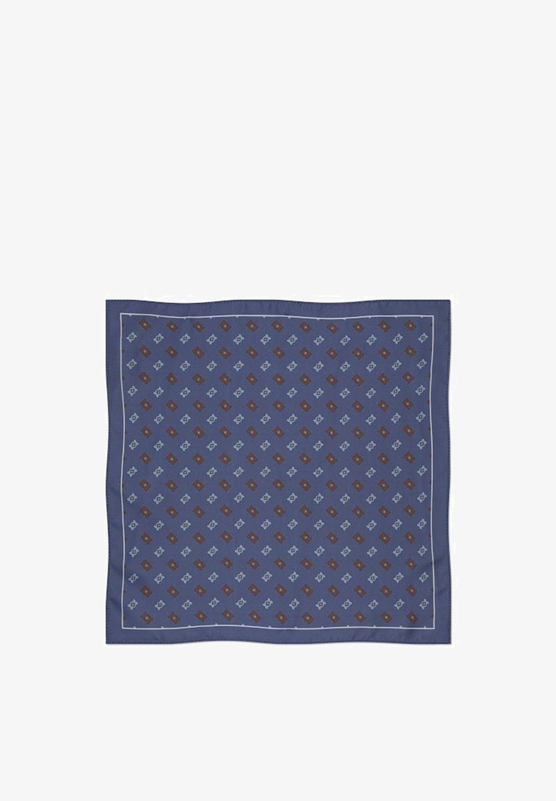 Jedwabna poszetka w głębokim niebieskim kolorze, z diamentowym wzorem w jasnym niebieskim i brązowym, z białą bordiurą. Gładka tekstura.