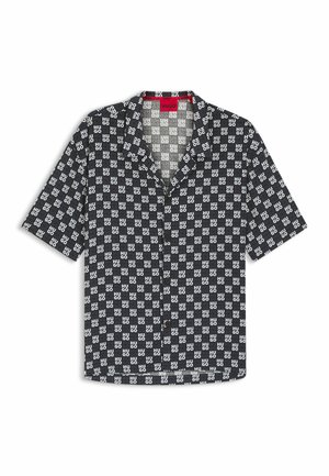 Zwart overhemd met korte mouwen en knopen, met een herhalend wit "HUGO" tekstpatroon en een rood label aan de binnenkant van de kraag.