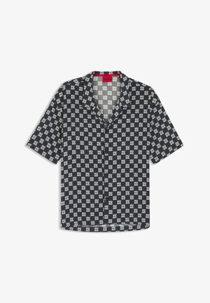 Musta lyhythihainen nappipaita, jossa on toistuva valkoinen "HUGO"-tekstikuvio ja punainen etiketti kauluksessa.