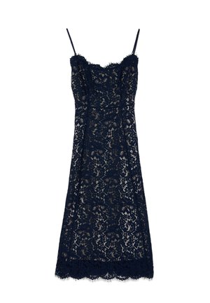 Marineblauwe midi kanten jurk met spaghettibandjes, aansluitend lijfje, bloemenpatroon en geschulpte zoom.