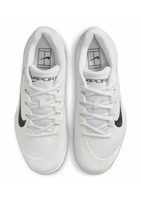 Zapatillas deportivas blancas con una parte superior de malla texturizada, logo de swoosh negro, cordones planos y una forma aerodinámica y curva para un mejor rendimiento.
