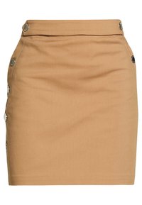 Sukně v tan barvě vyrobená z hladké látky, s fitted střihem a dekoračními knoflíky na levé straně, s plochým pasem.