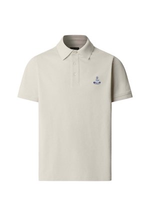 Beige poloshirt met korte mouwen, een kraag, drie knopen en een klein blauw geborduurd logo op de linkerkant van de borst.