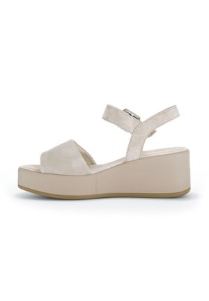Beige Wildleder-Plattformsandalen mit einer abgerundeten offenen Zehenpartie, verstellbarem Knöchelriemen und dicker Keilsohle, die eine glatte Textur aufweist.