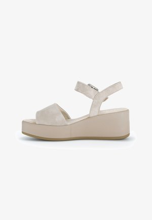 Beige suède platform sandalen met een ronde open teen, verstelbare enkelband en dikke wigzool, met een gladde textuur.
