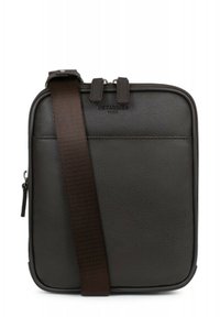 Borsa messenger in pelle marrone con finitura testurizzata, dotata di chiusura con zip, tracolla regolabile e due manici superiori. Design minimalista.