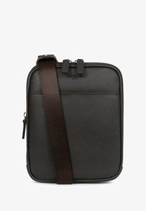 Bruine leren schoudertas met een textuurafwerking, voorzien van een ritssluiting, verstelbare schouderband en twee handvaten aan de bovenkant. Minimalistisch ontwerp.