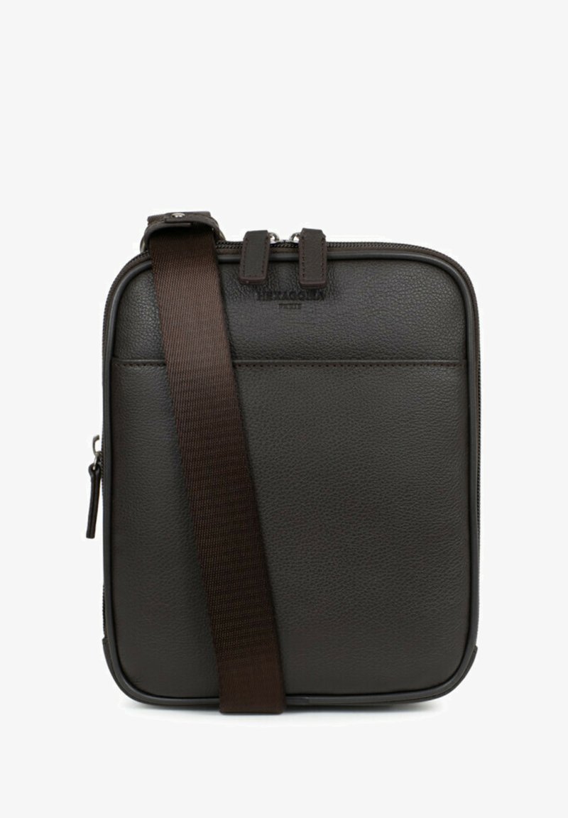 Borsa messenger in pelle marrone con finitura testurizzata, dotata di chiusura con zip, tracolla regolabile e due manici superiori. Design minimalista.