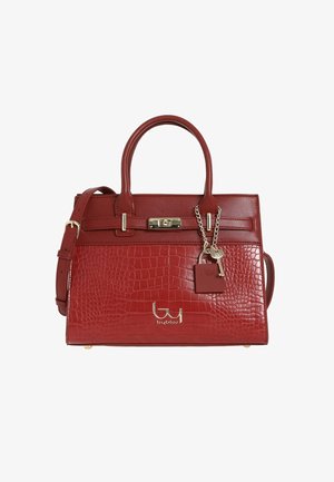 Borsa rossa con texture, dotata di manici superiori, tracolla regolabile, chiusura dorata e ciondolo a forma di chiave decorativa su catena.