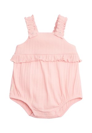 Peto de bebé rosa texturizado con tirantes y cintura con volantes, cierres de botones en los hombros y la entrepierna para facilitar el cambio de ropa.