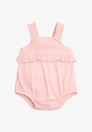 Peto de bebé rosa texturizado con tirantes y cintura con volantes, cierres de botones en los hombros y la entrepierna para facilitar el cambio de ropa.