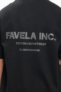T-shirt en coton noir avec des embellissements en strass et le texte "FAVELA INC. DESIGN DEPARTMENT" au dos. Encolure arrondie et manches courtes.