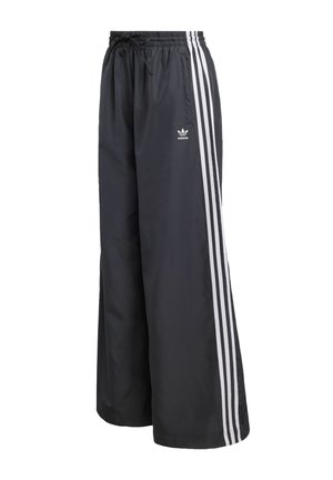 Pantalones deportivos negros hechos de material ligero, con tres rayas verticales blancas y una cintura elástica con cordón.