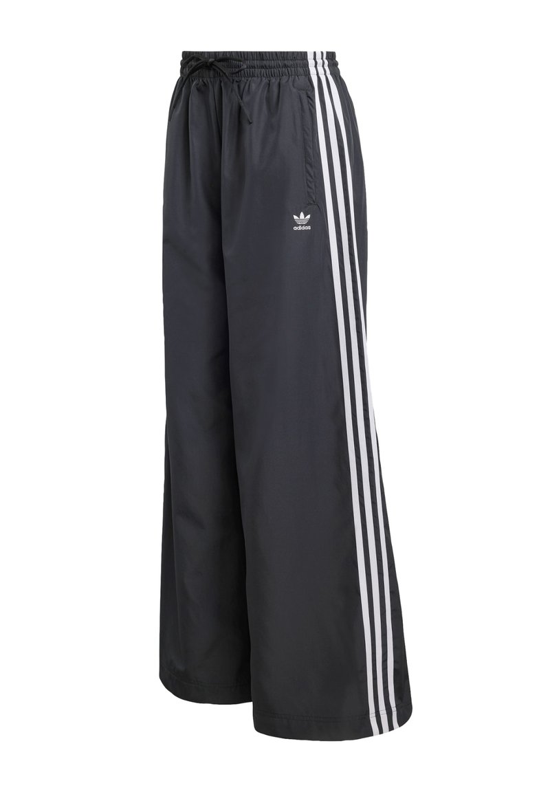 Pantalones deportivos negros hechos de material ligero, con tres rayas verticales blancas y una cintura elástica con cordón.