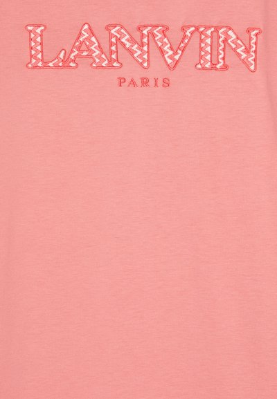 Camiseta rosa con el texto bordado "LANVIN" en un patrón en zigzag y "PARIS" en una fuente sencilla debajo.