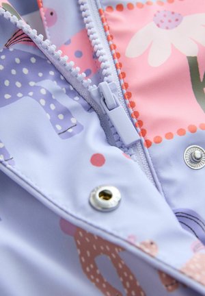 Helllila Jacke mit verspielten Tiermotiven in Pink und Orange. Verfügt über einen Frontreißverschluss und Druckknopfverschluss, mit glatter, glänzender Textur.