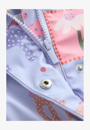 Gaiši violeta jaka ar rotaļīgiem dzīvnieku rakstiem rozā un oranžā krāsā. Priekšā rāvējslēdzējs un aizdare ar snap sistēmu, ar gludu, spīdīgu tekstūru.