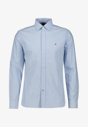 Hellblaues, langärmeliges Hemd mit weißen und gelben vertikalen Streifen und einem kleinen gestickten Logo auf der linken Brust.