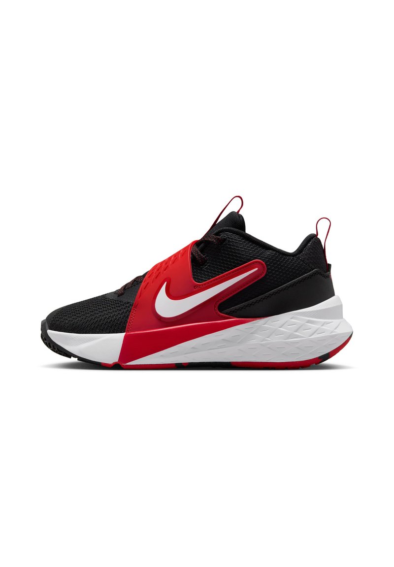 Chaussure de sport noire avec des accents rouges, tige en mesh, semelle intermédiaire blanche, semelle extérieure texturée et logo blanc bien en vue sur le côté.