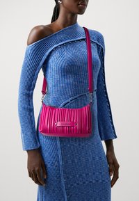 KARL LAGERFELD SMALL KUSHION - Sac à main - persian red