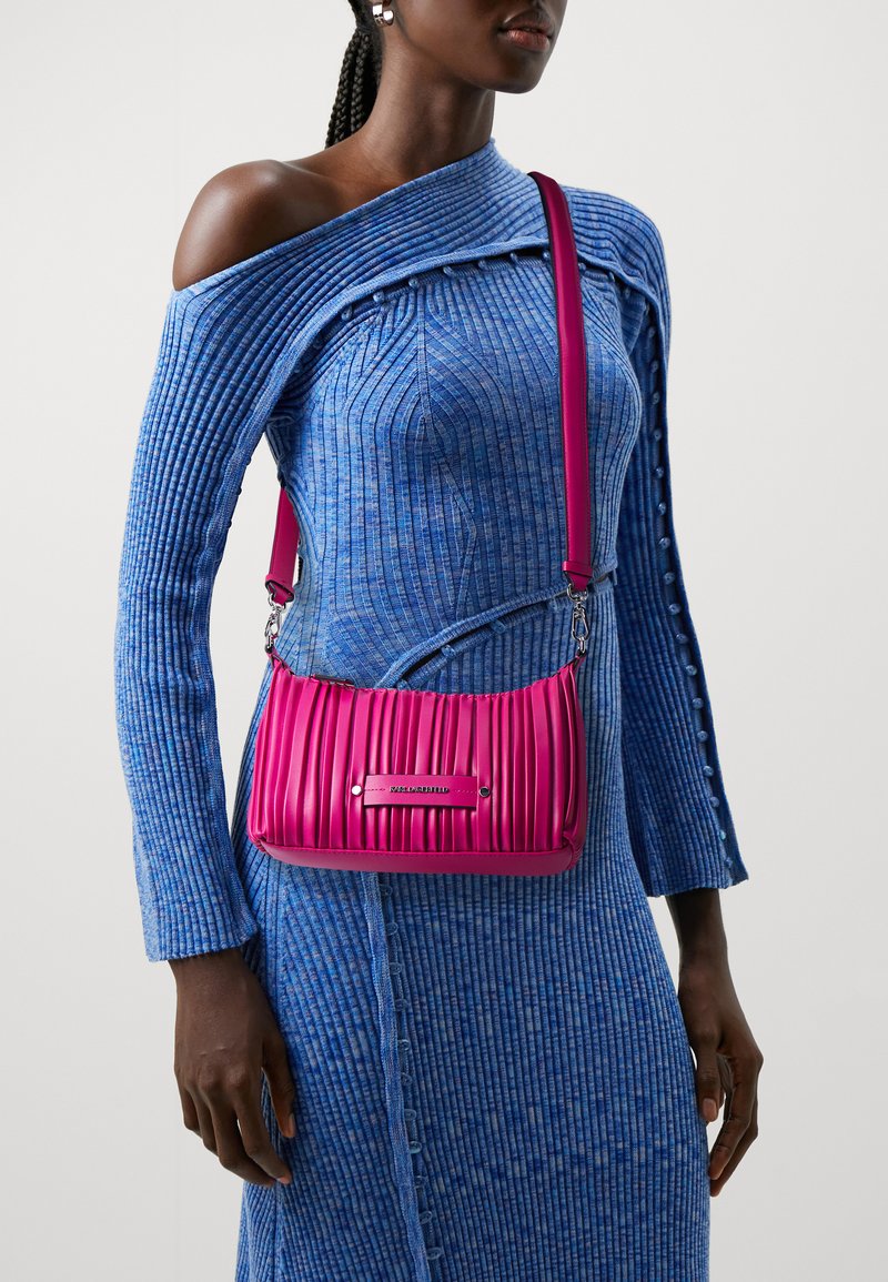 KARL LAGERFELD SMALL KUSHION - Sac à main - persian red