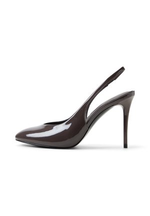 Glänzender dunkelbrauner Slingback-Pumps mit spitz zulaufender Kappe und Stiletto-Absatz vor weißem Hintergrund.