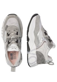 Graue sportliche Sneaker aus einer Mischung von strukturiertem Mesh und Wildledermaterialien, mit einer weißen und schwarzen Sohle, runden Zehen und markanten Schnürsenkeln.