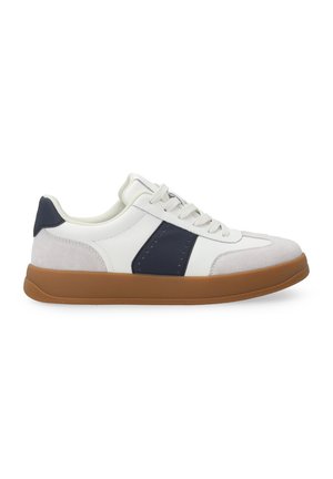 White and navy sneaker made of leather and suede, with a brown rubber sole, featuring perforated detailing and flat laces.