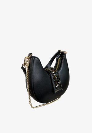 Borsa a mezzaluna nera con tracolla a catena dorata, chiusura decorativa nera e dorata con gioielli e cerniera dorata visibile.