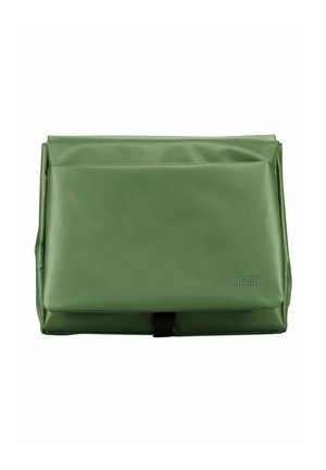 Sac imperméable vert à design plat, forme rectangulaire, avec un rabat avant. Doté d'un fermoir noir et d'un logo de marque en relief.