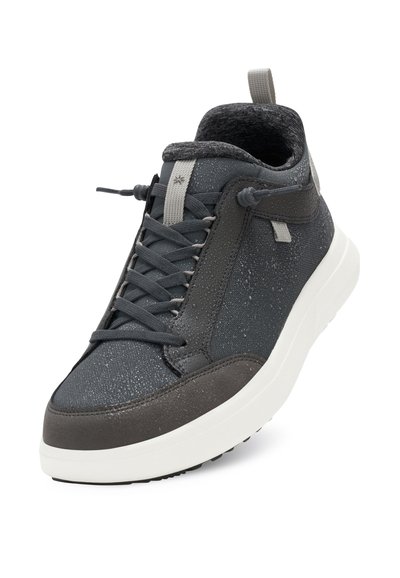 Tmavě šedé tenisky s texturovaným materiálem, šedými tkaničkami a bočním panelem, bílou podrážkou a polstrovaným límcem pro pohodlí.