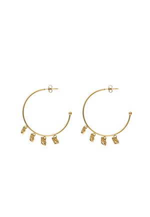 Goldfarbene offene Creolen-Ohrringe mit vier kleinen geometrischen Anhängern an jedem Creolen und Steckverschluss.