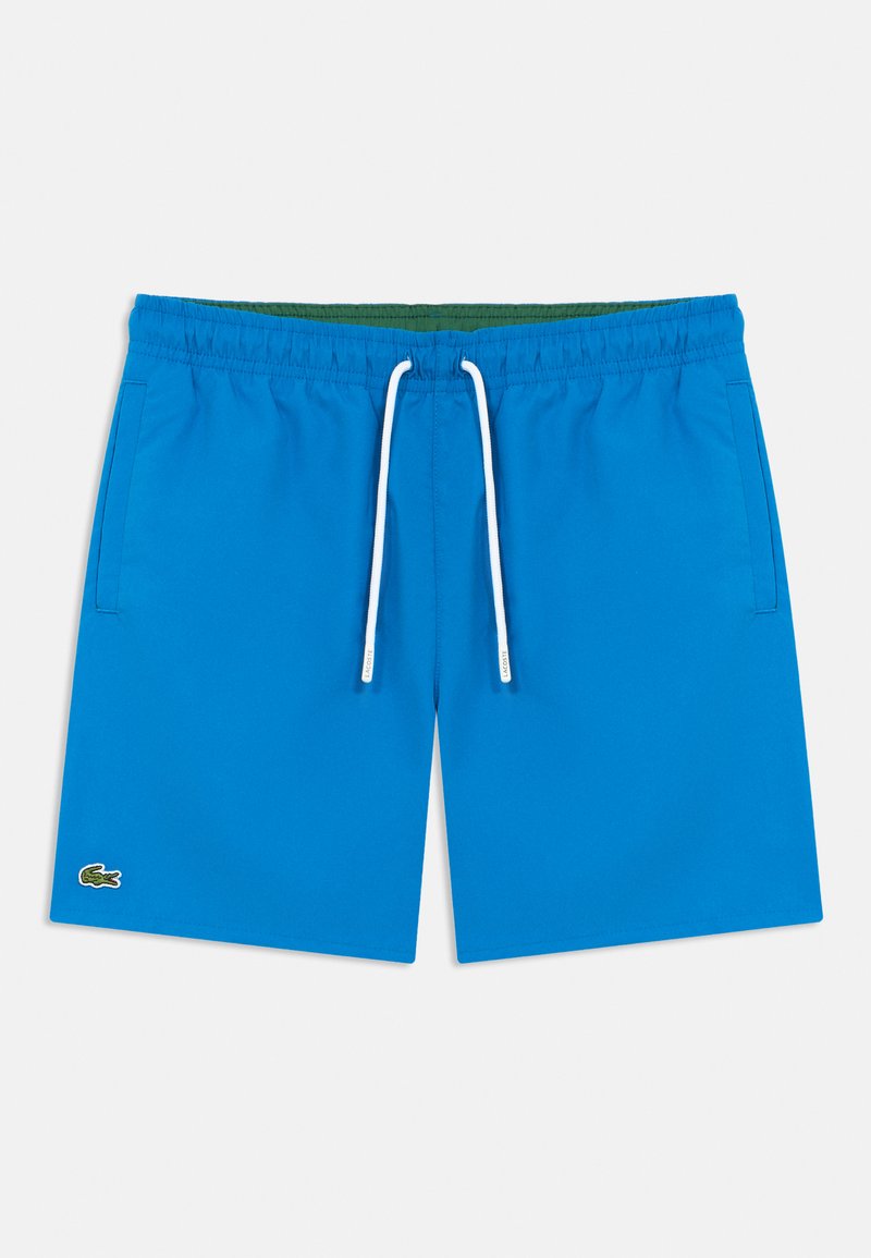 Kék fürdőnadrág, elasztikus derékrésszel, fehér zsinórral, oldalzsebekkel, és egy kis zöld krokodil logóval a bal lábszáron.