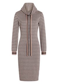 Robe en tricot avec un col drapé, des manches longues, un motif pied-de-poule en rose et noir, et des accents rayés contrastants au niveau du col et des poignets.