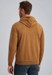 Sudadera con capucha marrón de textura suave, que presenta puños y dobladillo acanalados, sobre un fondo gris.