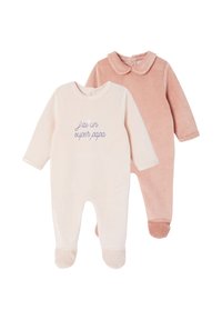 Zwei Baby-Fußanzüge, einer hellblau mit dem Text "j'ai un super papa", der andere altrosa mit einem Peter-Pan-Kragen, beide langärmelig und weich im Griff.