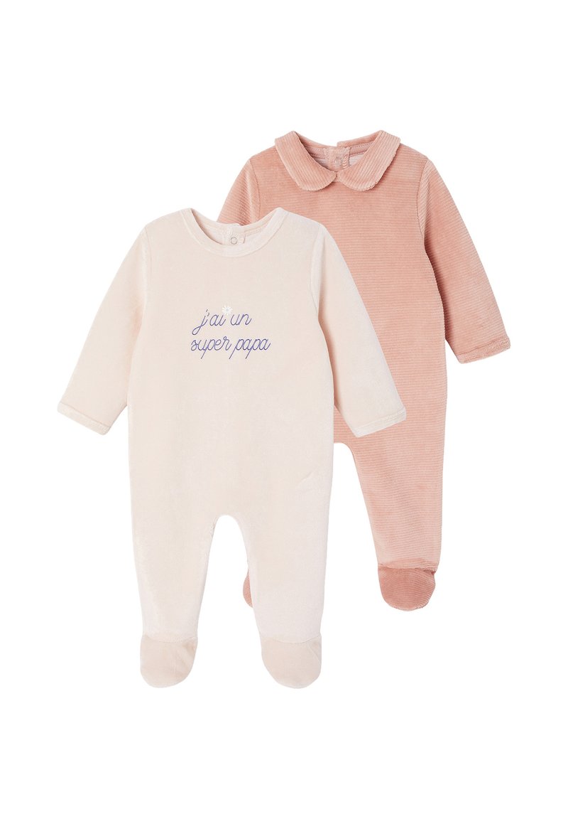 Zwei Baby-Fußanzüge, einer hellblau mit dem Text "j'ai un super papa", der andere altrosa mit einem Peter-Pan-Kragen, beide langärmelig und weich im Griff.