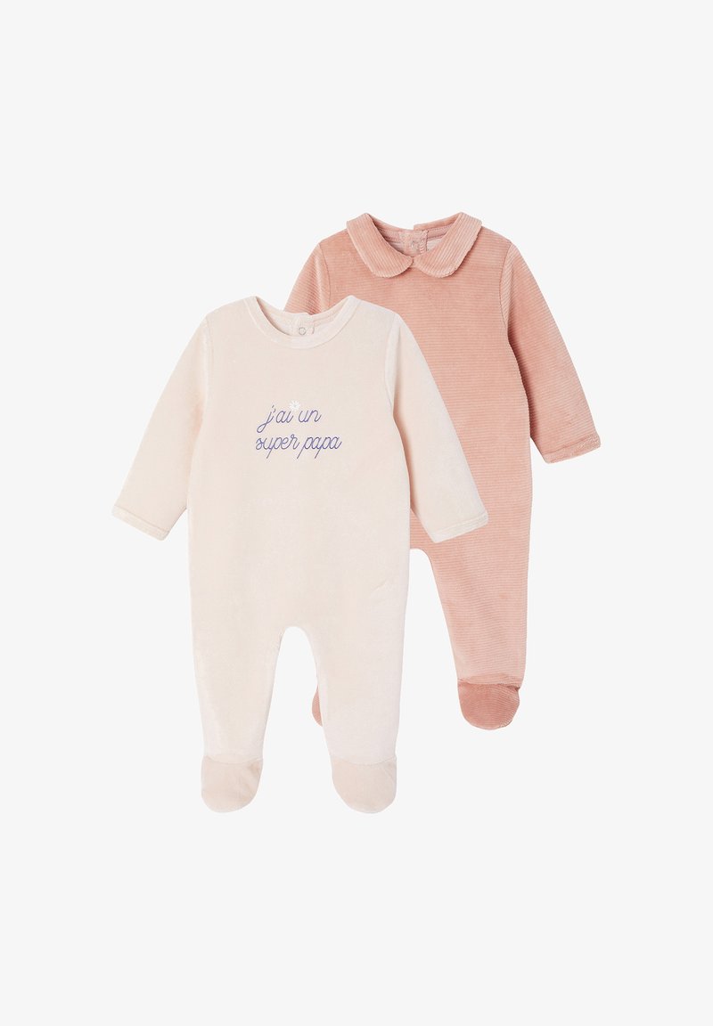 Zwei Baby-Fußanzüge, einer hellblau mit dem Text "j'ai un super papa", der andere altrosa mit einem Peter-Pan-Kragen, beide langärmelig und weich im Griff.