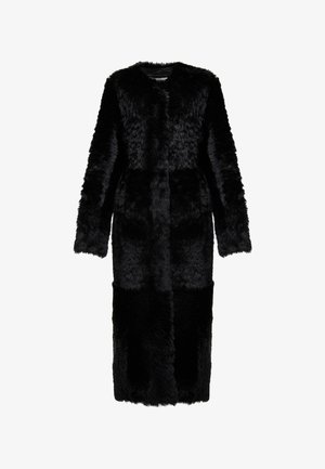 Cappotto lungo in pelliccia nera, con una finitura texturizzata, caratterizzato da un colletto rotondo, maniche lunghe e un design aperto davanti. Nessun hardware visibile.