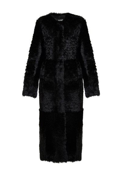 Cappotto lungo in pelliccia nera, con una finitura texturizzata, caratterizzato da un colletto rotondo, maniche lunghe e un design aperto davanti. Nessun hardware visibile.