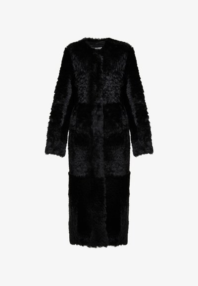 Cappotto lungo in pelliccia nera, con una finitura texturizzata, caratterizzato da un colletto rotondo, maniche lunghe e un design aperto davanti. Nessun hardware visibile.