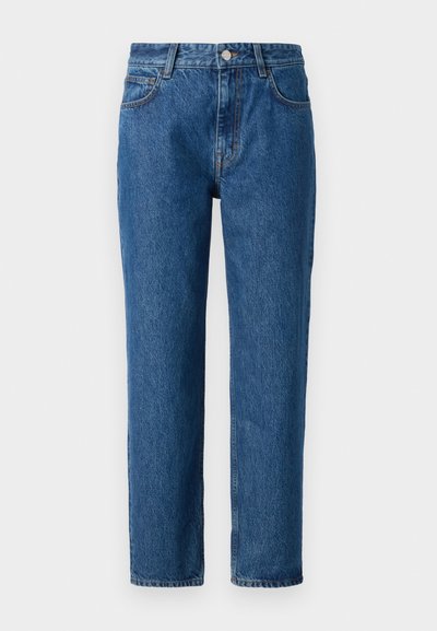 Jeans de mezclilla azul con corte recto, con cierre de botón, lazos para cinturón y bolsillos delanteros. Hechos de un tejido de algodón texturizado.